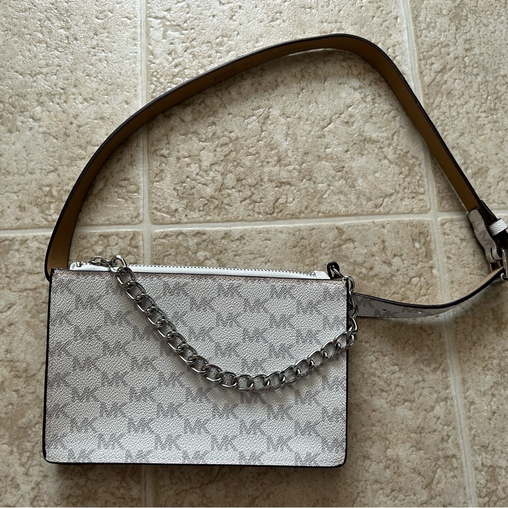 Michael Kors belted purse. Slight pink around seam (see photos). Hence the price